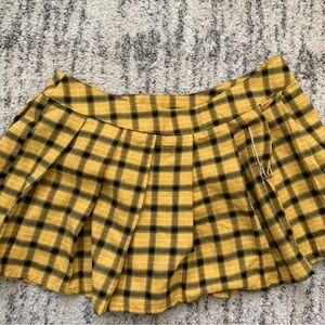 Yellow and black plaid mini skirt #plaidmini